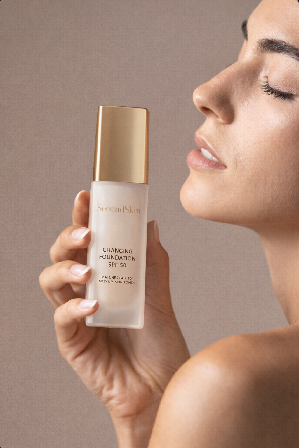 SecondSkin Changing Foundation — modèle tenant le flacon